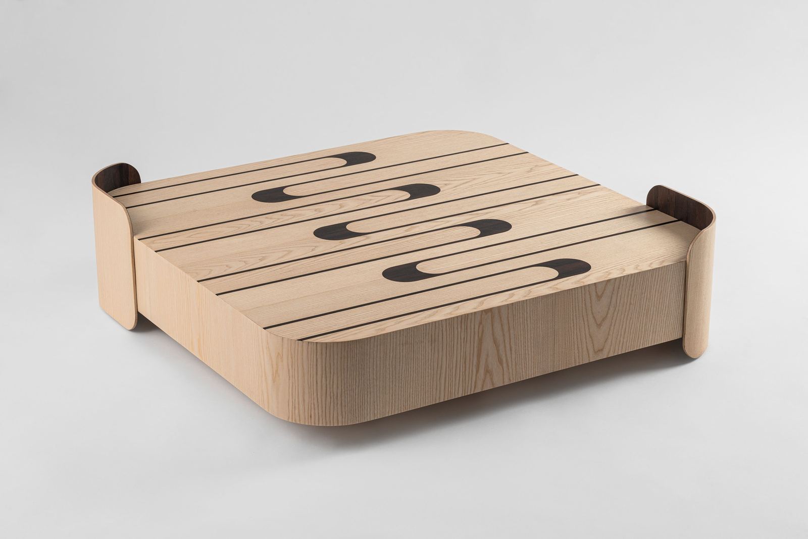 Mobilier contemporain en bois photographié en studio